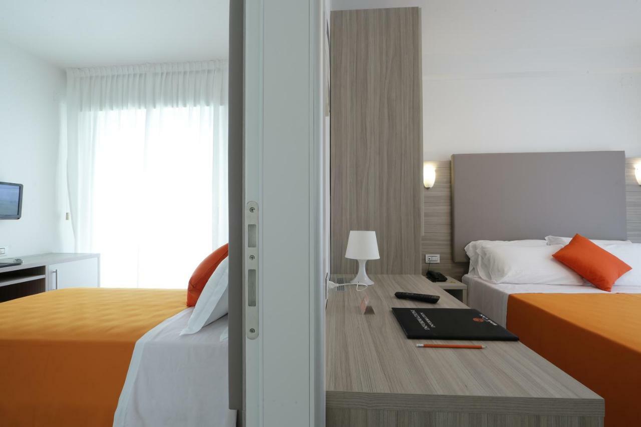 Hotel Simi Lan Lignano Sabbiadoro Dış mekan fotoğraf